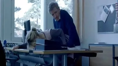 Ung flicka förförd av porrvideo en kille att dansa för crazy sex