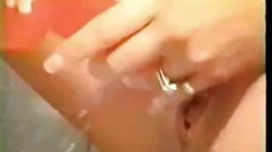 Ung flicka smeker hennes fitta med hjälp av gratis porrvideo nallar Panda