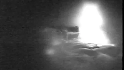 Muntlig närbild från en lockig och lesbisk porrvideo platt brunett