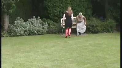 Uttråkad ryska porr video gratis tonåring väckte killar för en trekant