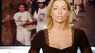 Hussy fet tjej lesbisk porrvideo visar entusiastiskt upp Gigantiska bröst