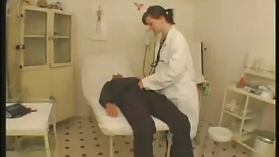 Frun tvingas att vakna upp och ge en hd porr hemmagjord Avsugning till sin man