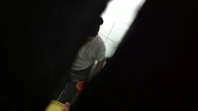 Två saftiga flickor lesbiska videor har en erotisk show för vänner