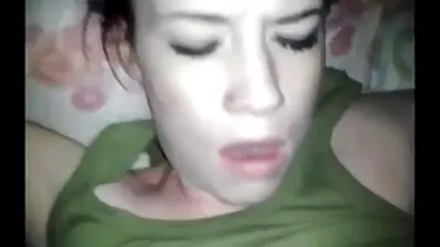 Hon väntade på sin man i sängen i underkläder och började snabbt ge sig till honom gratis erotisk video