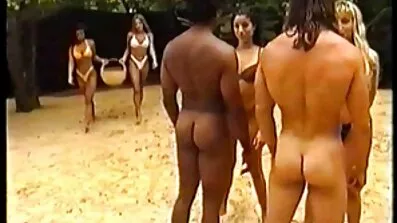 Upphetsad av att äta druvor och började Gruppsex extrem porrfilm