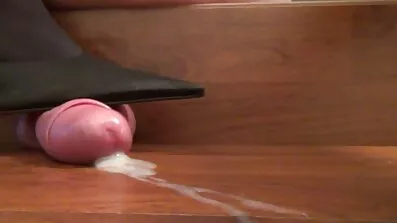 Red-haired fru stryker hennes mans penis för en lång tid innan du rysk porn får upp doggy style
