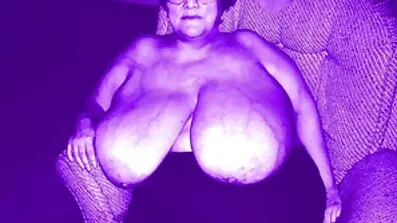 Depraverade Ava amatör porr video Devine genomgår vibrator stimulering i BDSM