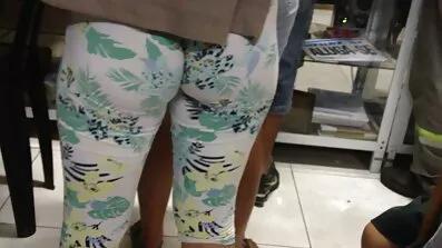 Härskarinna i videoporr catsuit order slav att slicka djupt slit