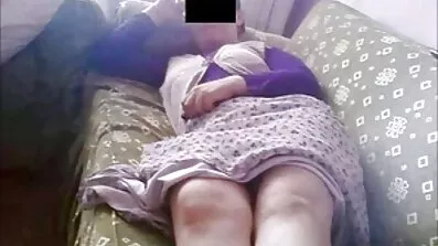 Sötnos dominerar en svensk porr xxx kille och går på hans ansikte med fötterna